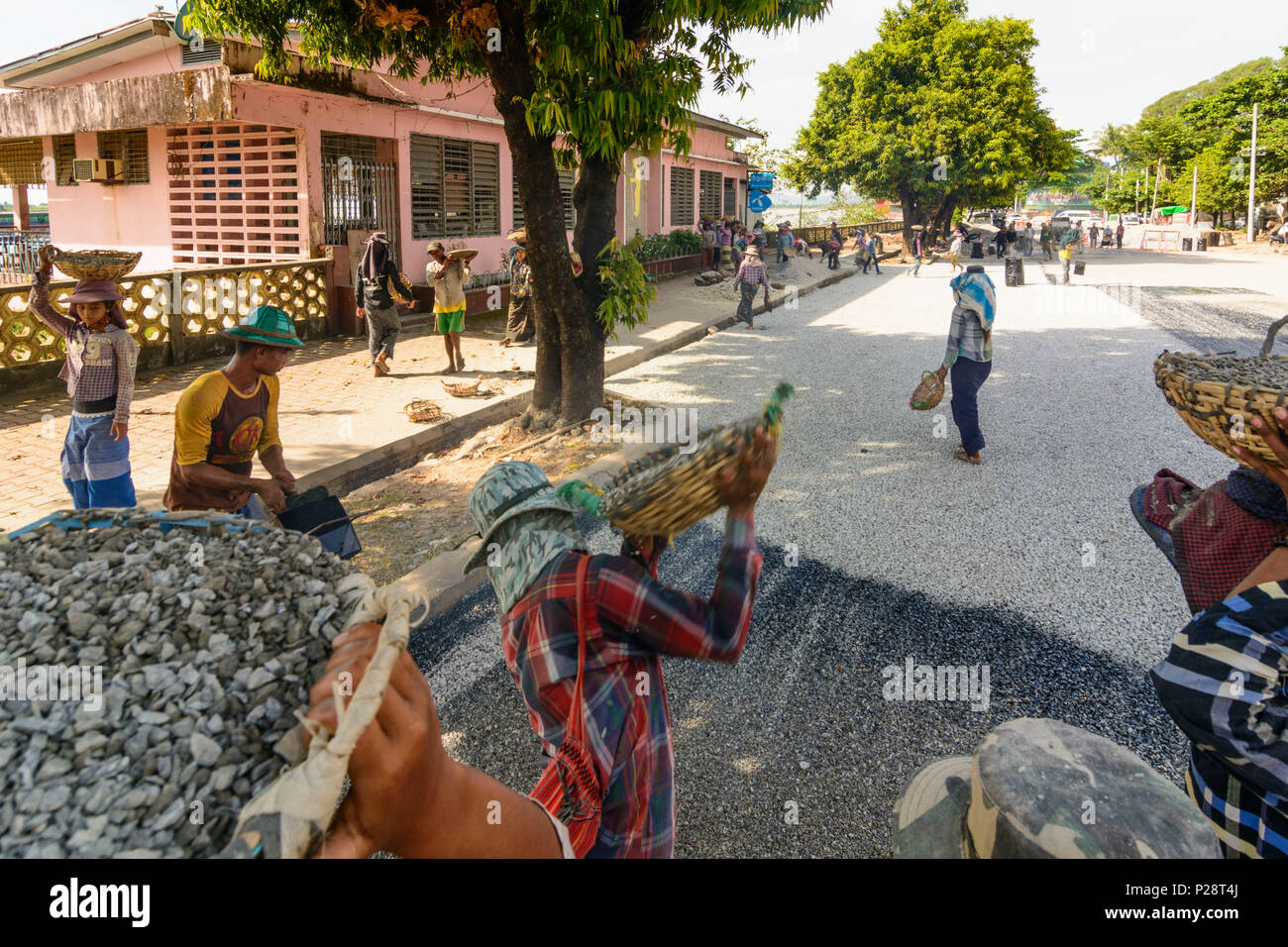 Mawlamyine, Mawlamyaing (moulmein), primitiven Straßenbau, Kies mit Bitumen Asphalt verstreut, Mon, Myanmar (Birma) Stockfoto