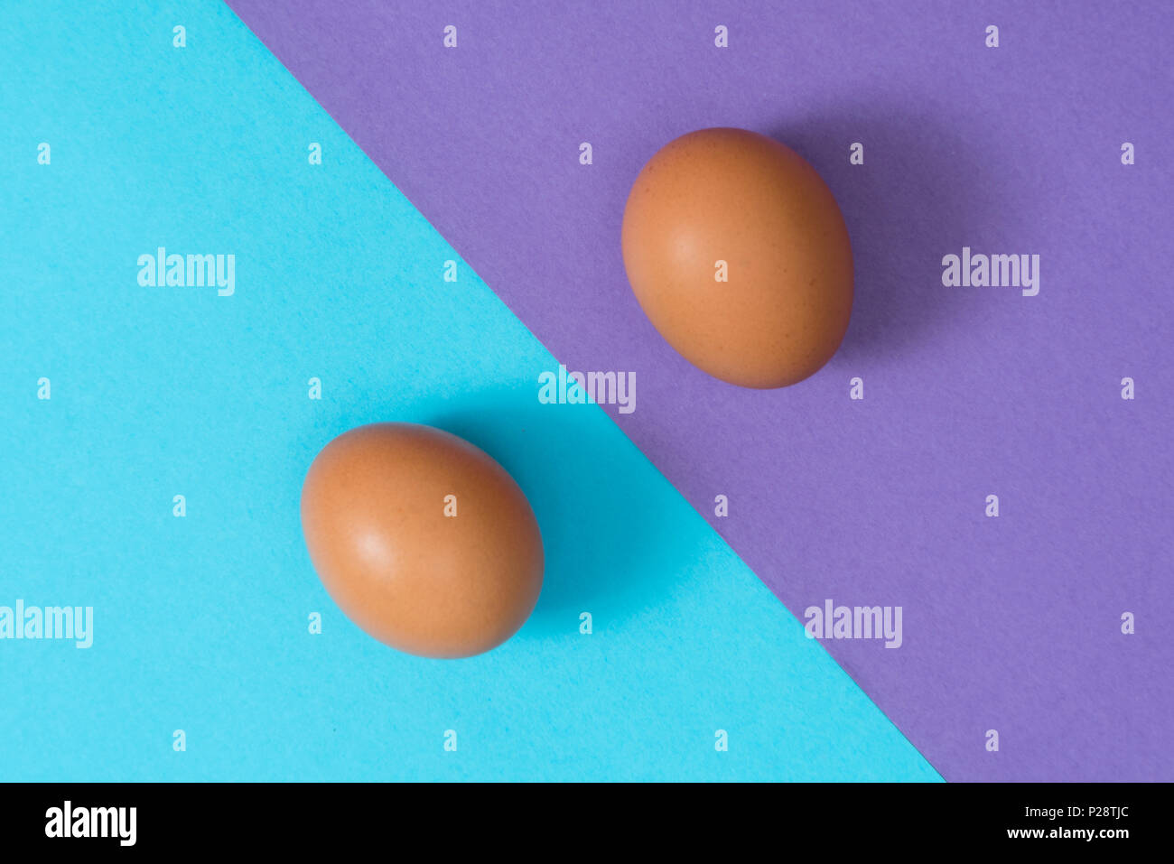 Zwei Eier auf einem zweifarbigen Oberfläche Stockfoto