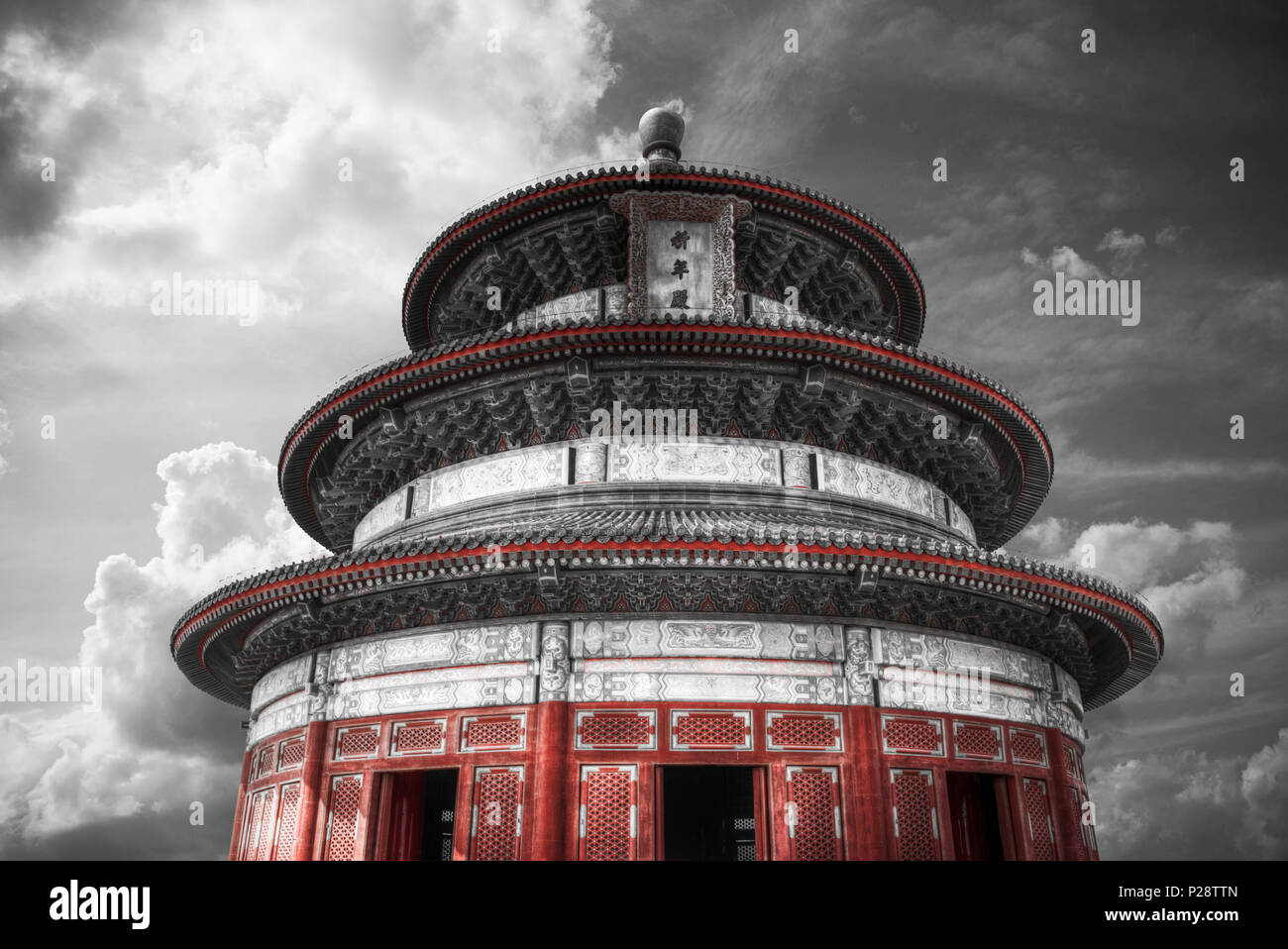 Tempel des Himmels - Tempel- und Klosteranlage im Zentrum von Peking. Schwarz und Rot und Weiß Foto Stockfoto