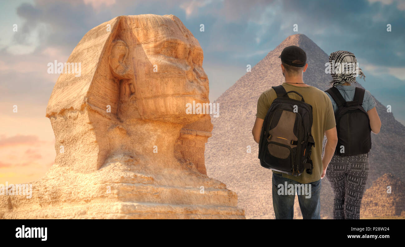 Paar Touristen Reisen rund um die Stadt zu den Pyramiden von Gizeh. Ägypten. Stockfoto