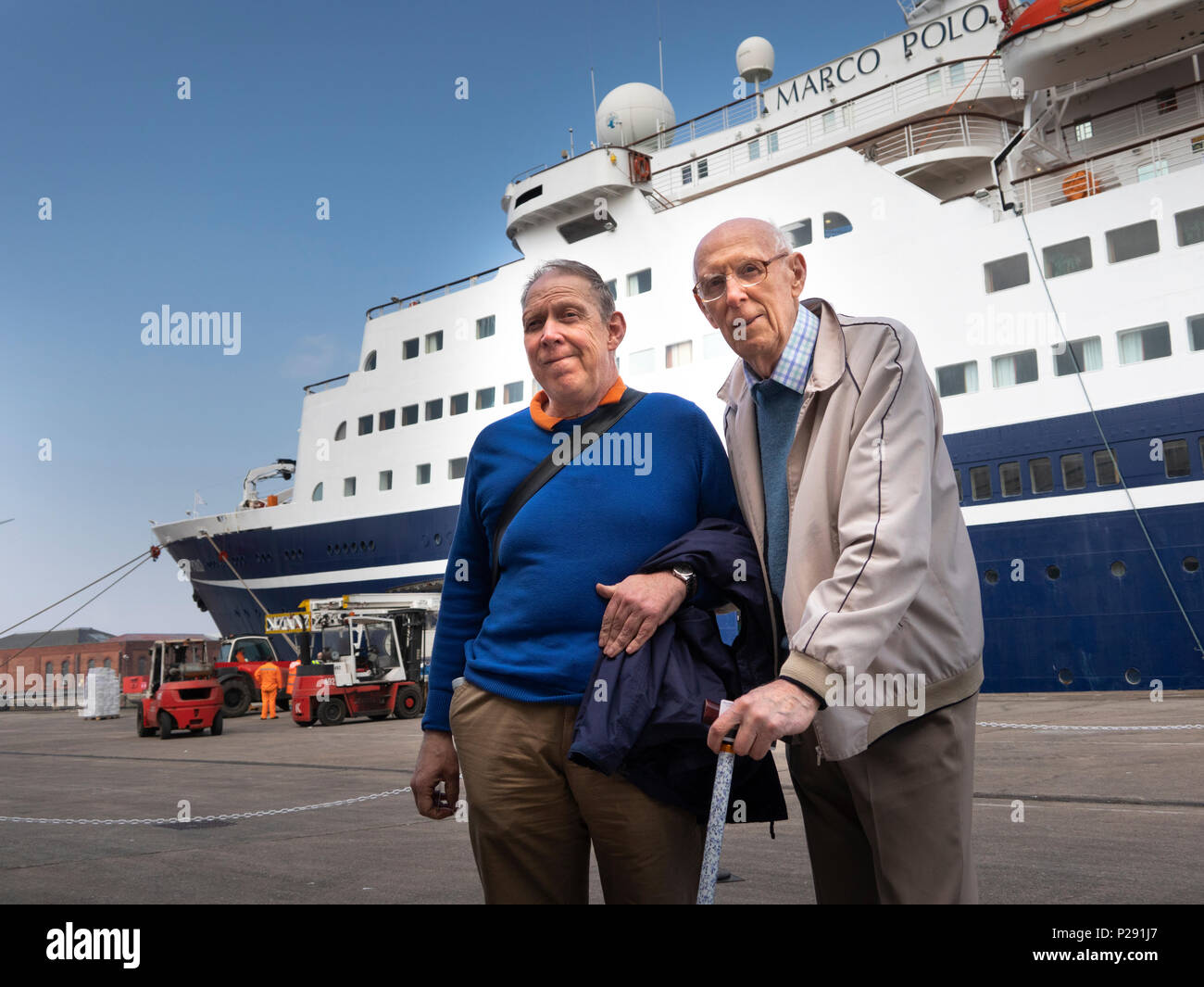 Großbritannien, England, Bristol, Avonmouth Docks, Alten und Behinderten Kreuzfahrtpassagiere auf Kai von MV Marco Polo Stockfoto