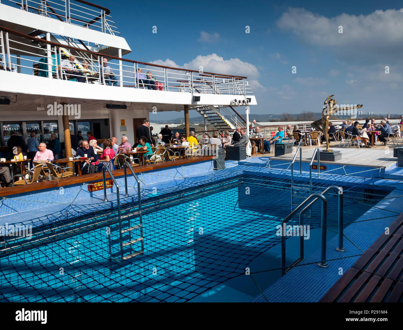 Großbritannien, England, Bristol, Avonmouth Docks, MV Marco Polo, Kreuzfahrtpassagiere genießen Sie Sonne an Deck, während im Hafen Stockfoto