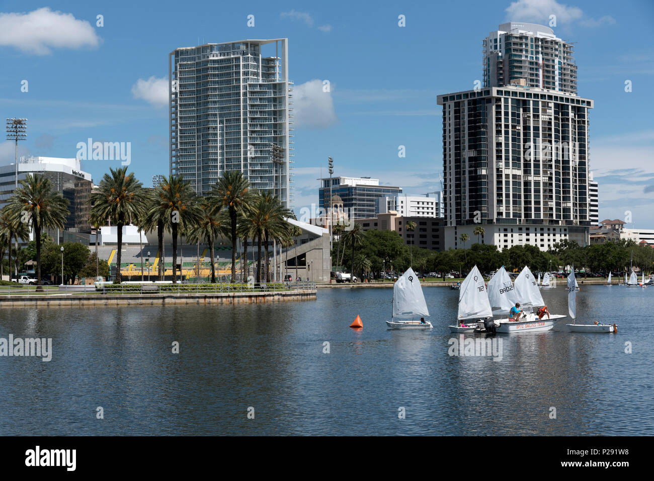 South Yachthafen, St. Petersburg, Florida, USA, 2018. Jüngere lernen Sie segeln Bayshore Drive. Stockfoto