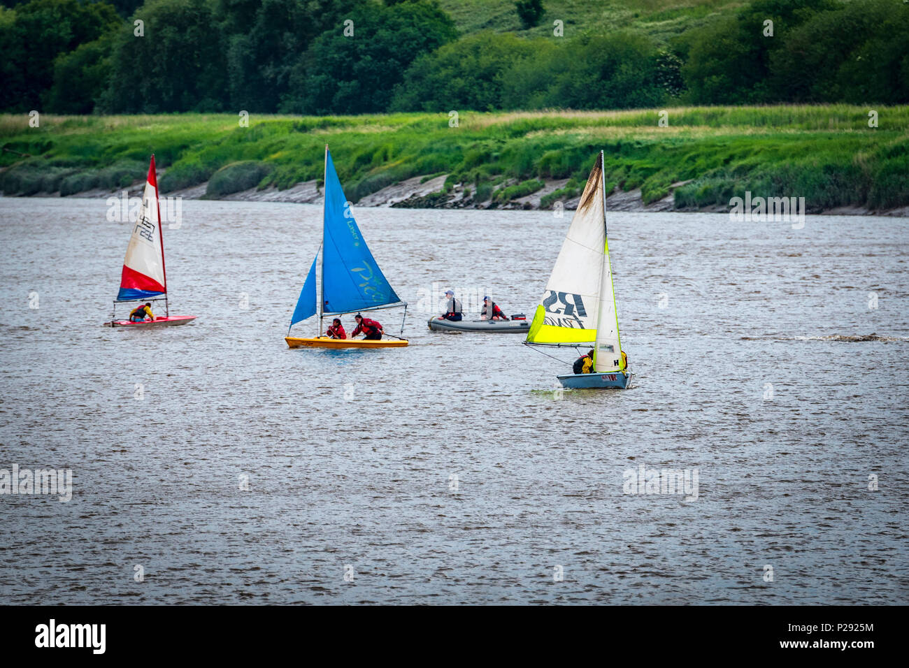 Jolle segeln auf den Fluss Mersey im Fiddlers Ferry, Züssow. Stockfoto