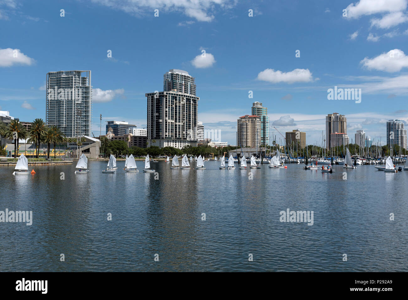 South Yachthafen, St. Petersburg, Florida, USA, 2018. Jüngere lernen Sie segeln Bayshore Drive. Stockfoto