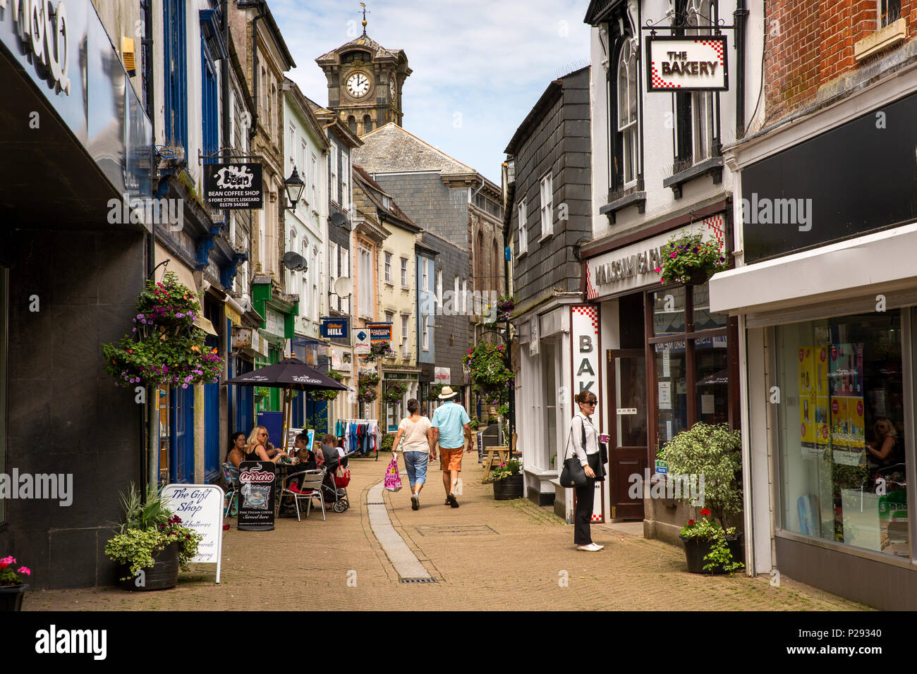 England, Cornwall, Liskeard, Fore Street, Geschäfte und Menschen shopping Stockfoto