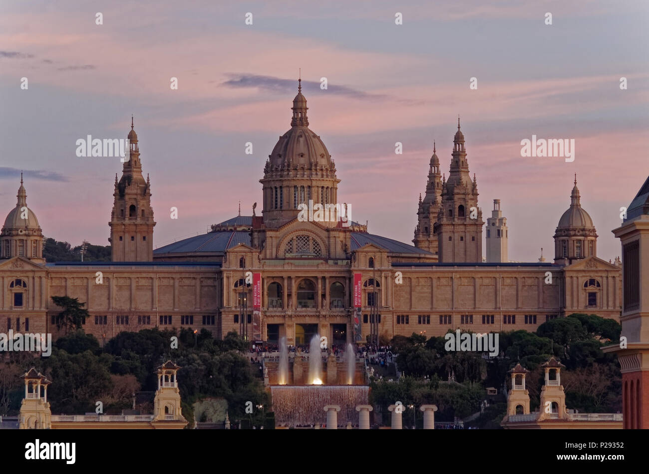 Barcelona, Spanien - 27. März 2015: Museu Nacional d'Art de Catalunya bei Sonnenuntergang Stockfoto