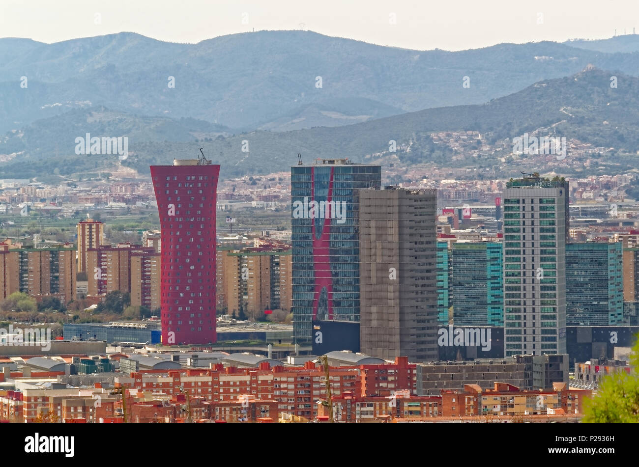 Barcelona, Spanien - 29. März 2015: szenische Sicht auf die Skyline von Barcelona. Von links nach rechts: Hotel Porta Fira, Torre Realia BCN, Torre Zen Stockfoto
