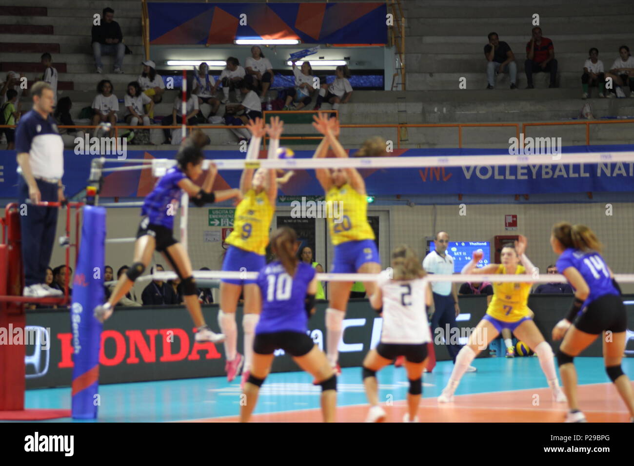 Eboli, Italien. 13. Juni, 2018. Gleiches Volleyball weibliche Brasilien Vs THAILAND FIVB Volleyball Nationen League-Women 2018 in Eboli/Salerno/Süditalien Endergebnis Brasilien Vs THAILAND 3-1 25-16; 25-22; 18-25; 25-13. Im Bild eine Aktion des Spiels von Team THAILAND Quelle: Salvatore Esposito/Pacific Press/Alamy leben Nachrichten Stockfoto