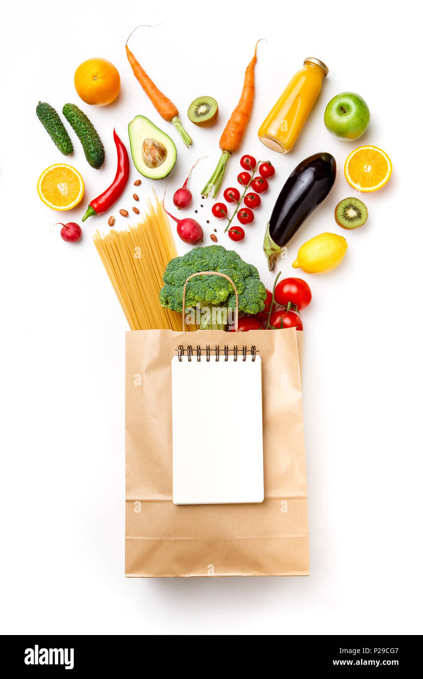 Bild von Paper Bag mit Gemüse, Obst und Spaghetti auf leerem weißem Hintergrund. Leere notepad für Text Stockfoto