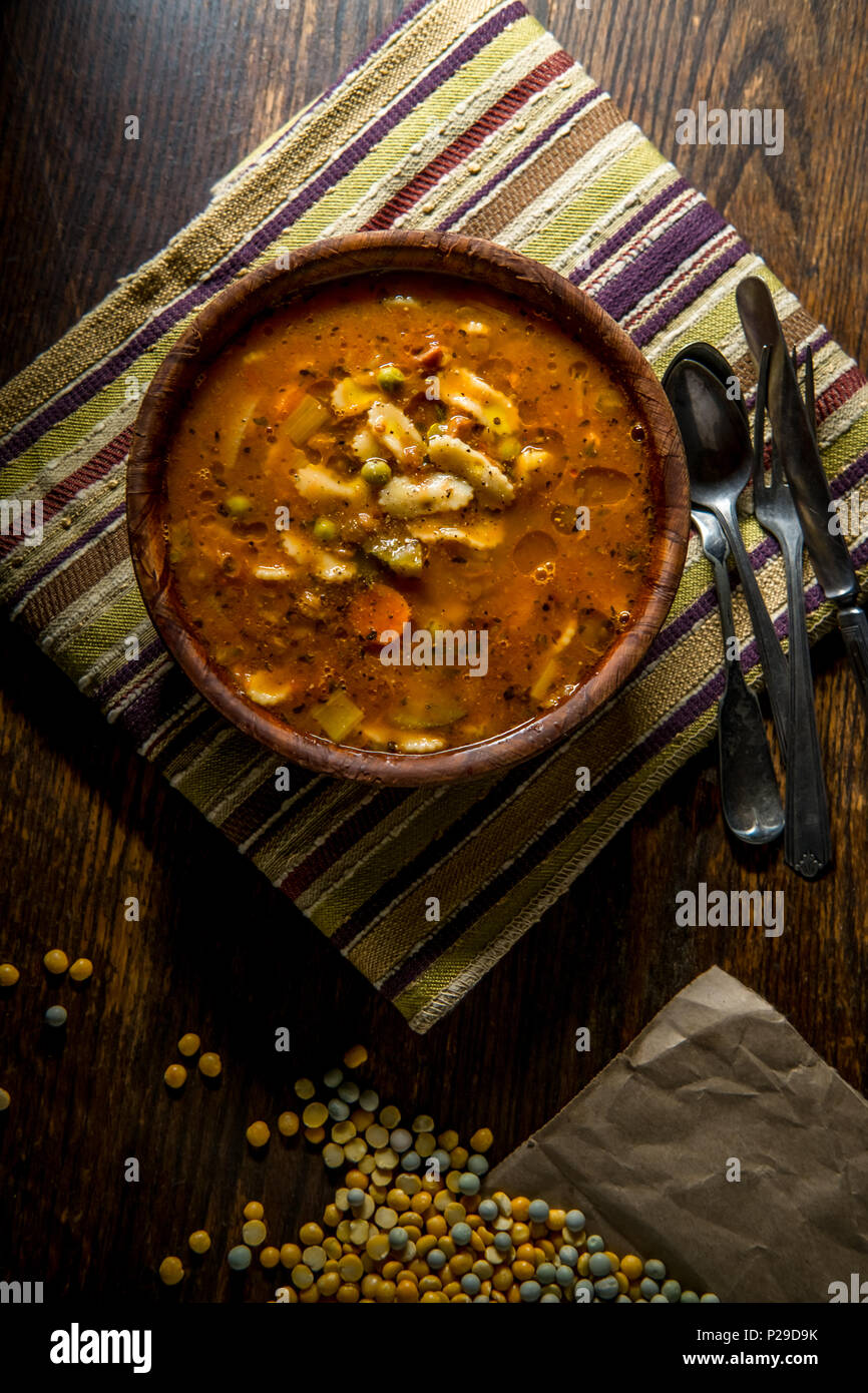 Rustikale hausgemachte herzhafter Tomaten Gemüse Suppe in eine hölzerne Schüssel Stockfoto