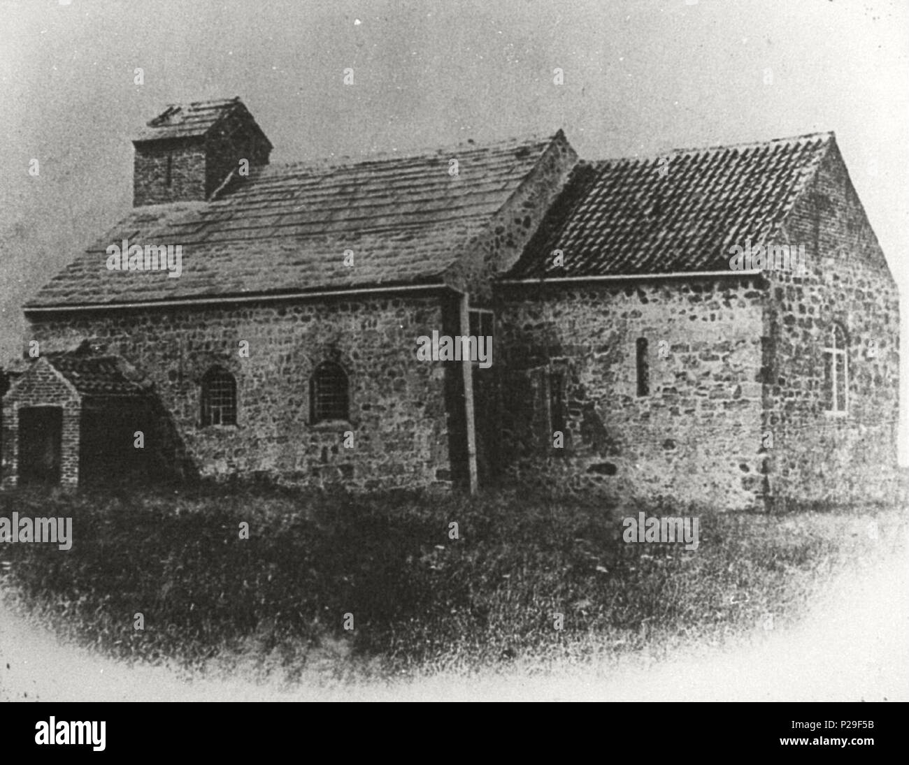 . Alte Kirche von St Mary, Dunforth, Derby, North Yorkshire, England. Im Jahre 1861 abgerissen und durch die aktuellen St Mary's (erbaut 1861) ersetzt. Ein paar Stücke der romanischen Skulptur von diesem alten Gebäude wurden in die neue Version integriert. Das Bild hier ist 1860 datiert. 1860. Unbekannt 210 Old St Mary Dunforth Stockfoto