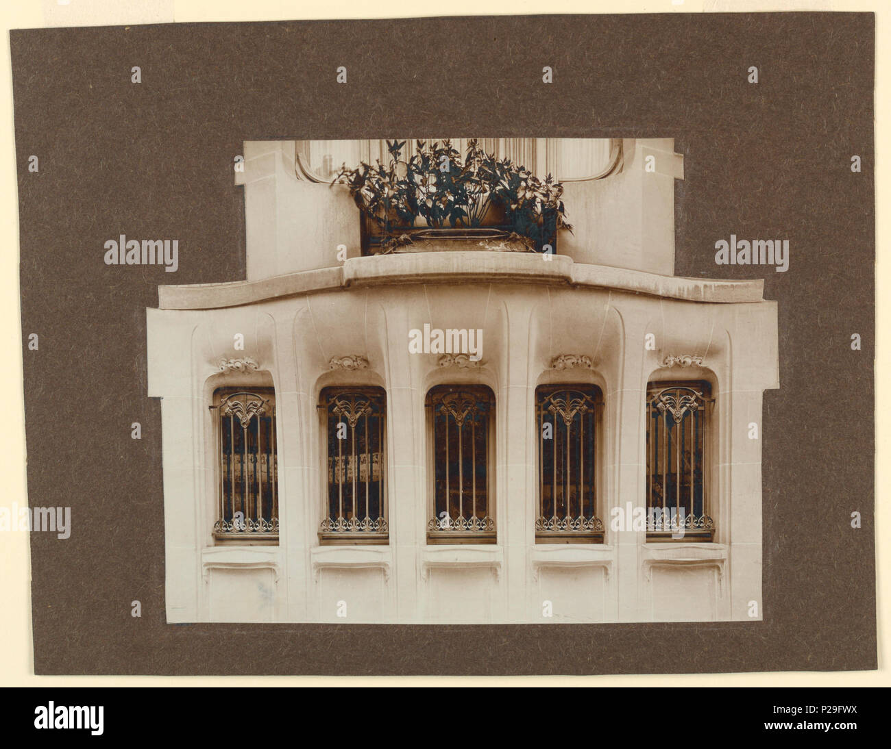 . Englisch: Foto, Detail der Fenestration im Erdgeschoss des Hauses von Hector Guimard, 22 rue Mozart, Ca. 1910. Englisch: Fünf tief vertikal einstellen Windows geschützt durch Bronzeguss Grillework. Oben, einen Balkon mit einem niedrigen orange tree. Der Kalkstein Framework wird mit Guimard Verzierungen geschnitzt. Seite Windows, nicht zur rue Mozart. . Um 1910 222 Foto, Detail der Fenestration im Erdgeschoss des Hauses von Hector Guimard, 22 rue Mozart, Ca. 1910 (CH 18411103-2) Stockfoto