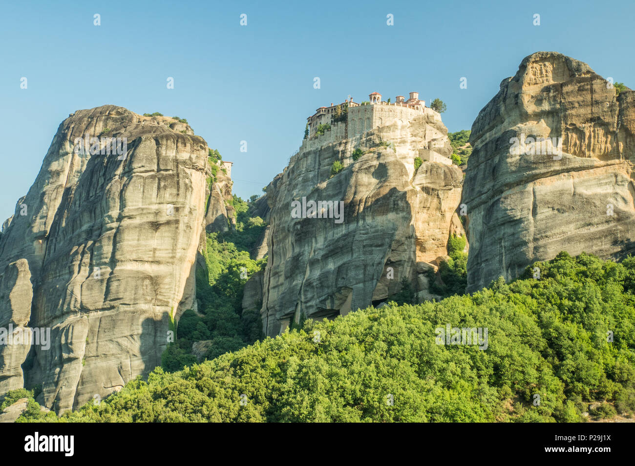 Meteora, Kalampáka, Griechenland, wo Orthodoxe Klöster auf natürlichen Pfeilern sitzen. Stockfoto