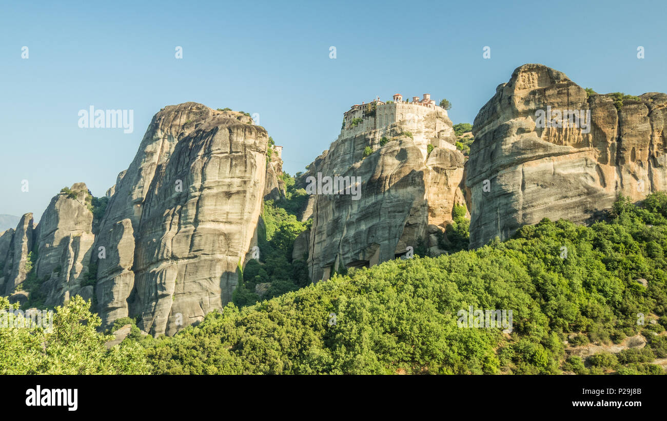 Meteora, Kalampáka, Griechenland, wo Orthodoxe Klöster auf natürlichen Pfeilern sitzen. Stockfoto