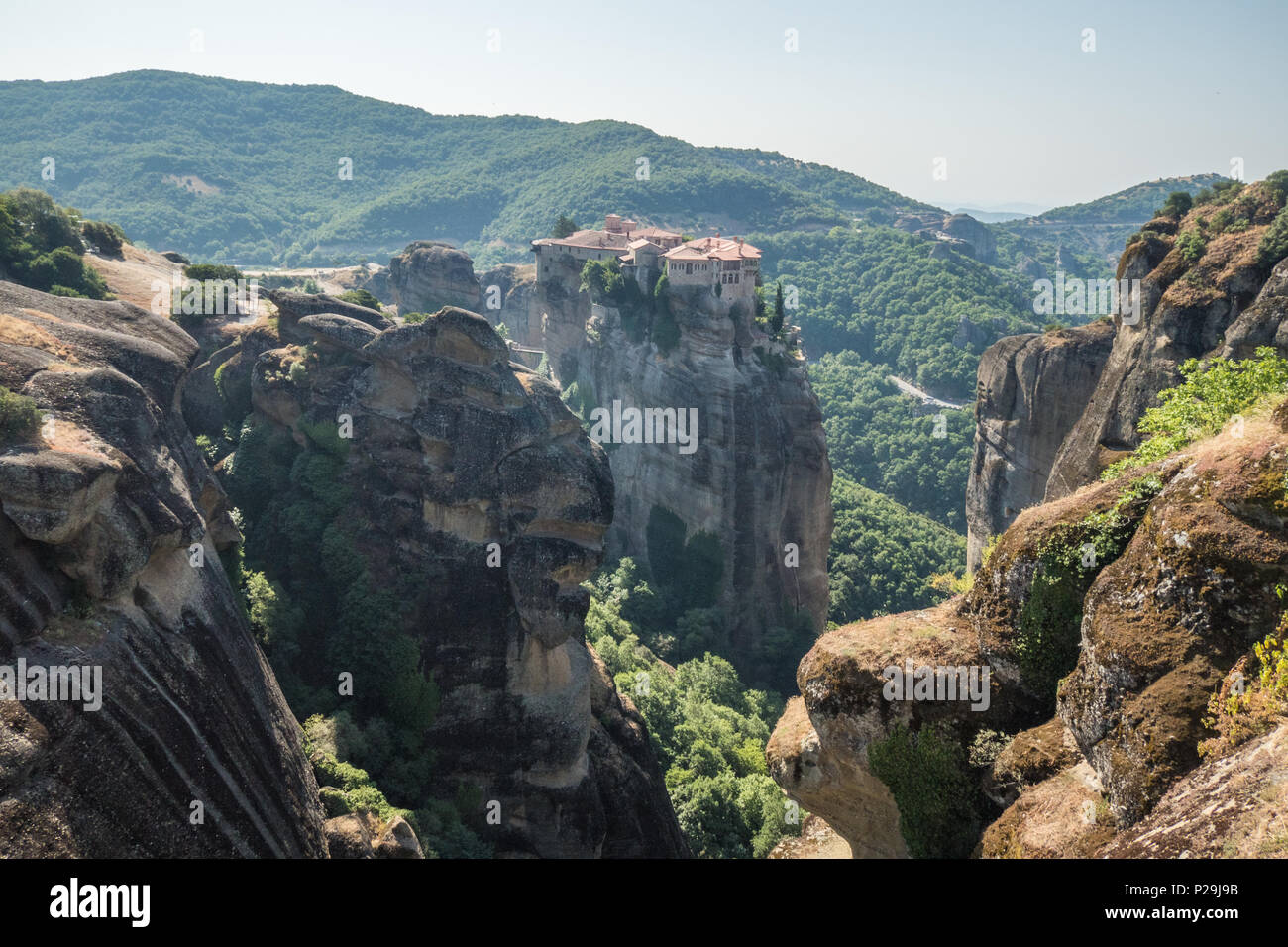Meteora, Kalampáka, Griechenland, wo Orthodoxe Klöster auf natürlichen Pfeilern sitzen. Stockfoto