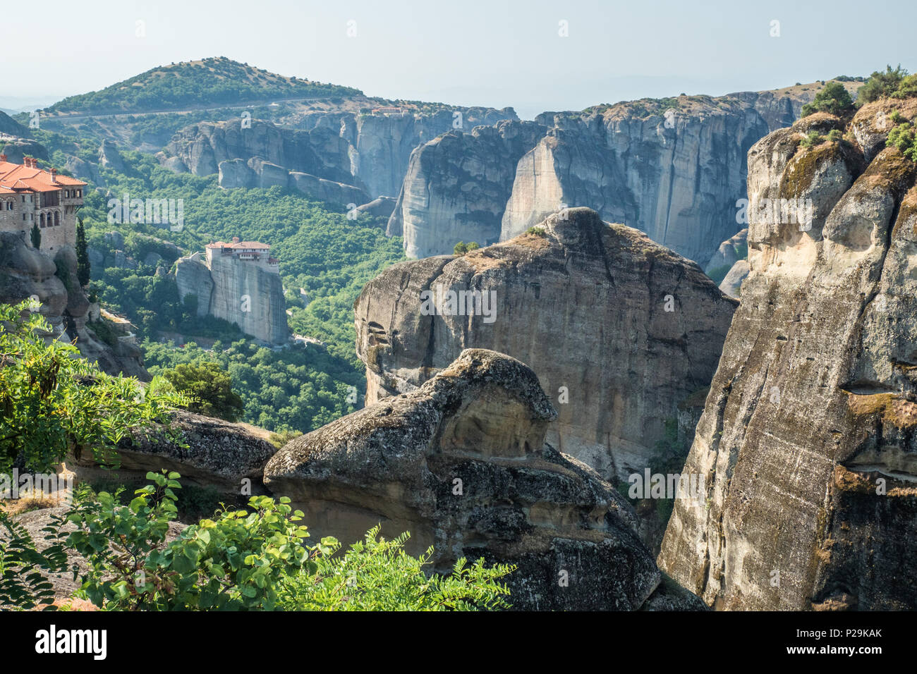 Meteora, Kalampáka, Griechenland, wo Orthodoxe Klöster auf natürlichen Pfeilern sitzen. Stockfoto