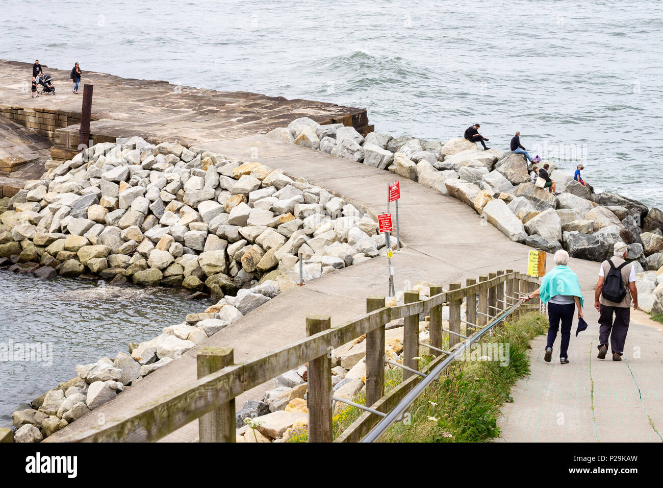 Ein Blick in Richtung Osten von Whitby Pier suchen. Stockfoto