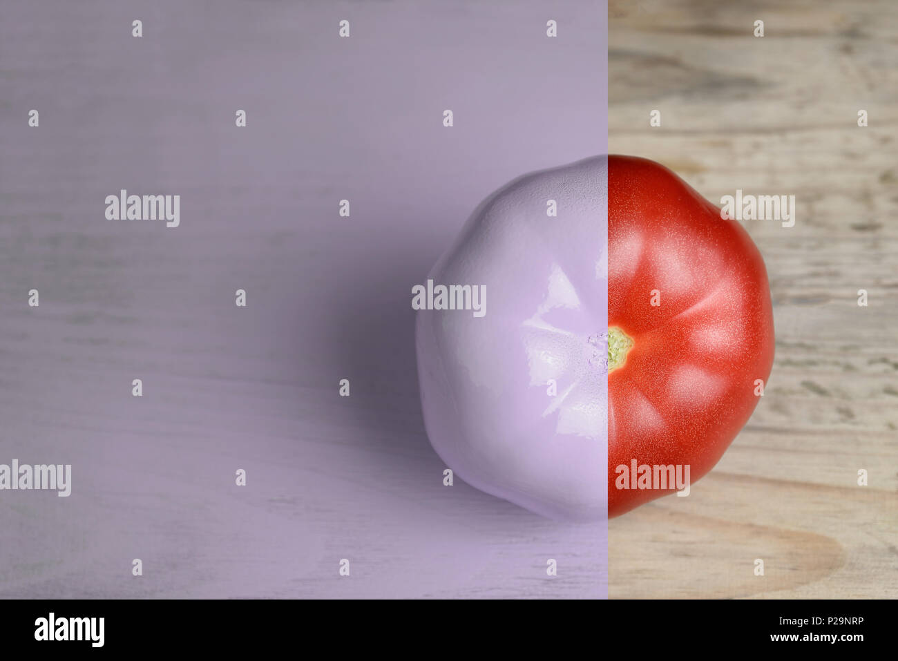 Kreative Gestaltung aus Tomaten auf Holz backgruond. Lila lackiert und natürlich. Essen Konzept Stockfoto