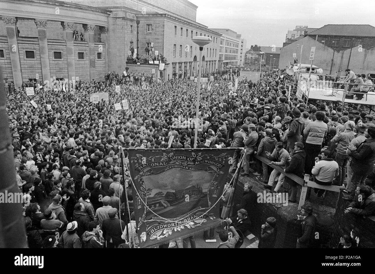 Schätzungsweise 3.000 Bergleute stehen außerhalb von Sheffield Memorial Hall, wenn eine besondere Begegnung der Führer der Bergleute" gegen eine nationale Abstimmung über Streiks im Streit der Bergarbeiter gestimmt. Stockfoto