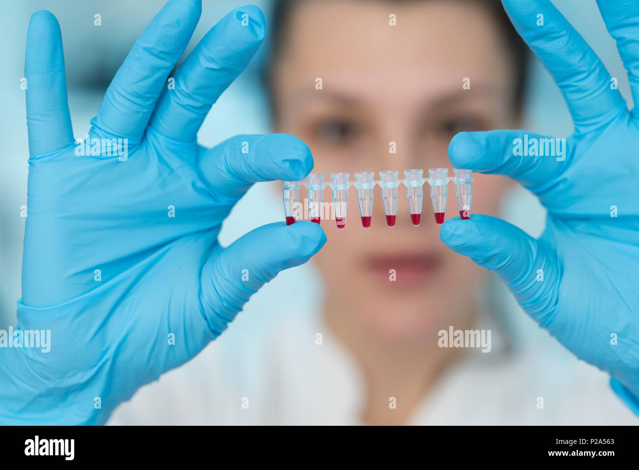Junge Frau mit der genetischen Forschung im Labor Forschung von Krebserkrankungen Stockfoto