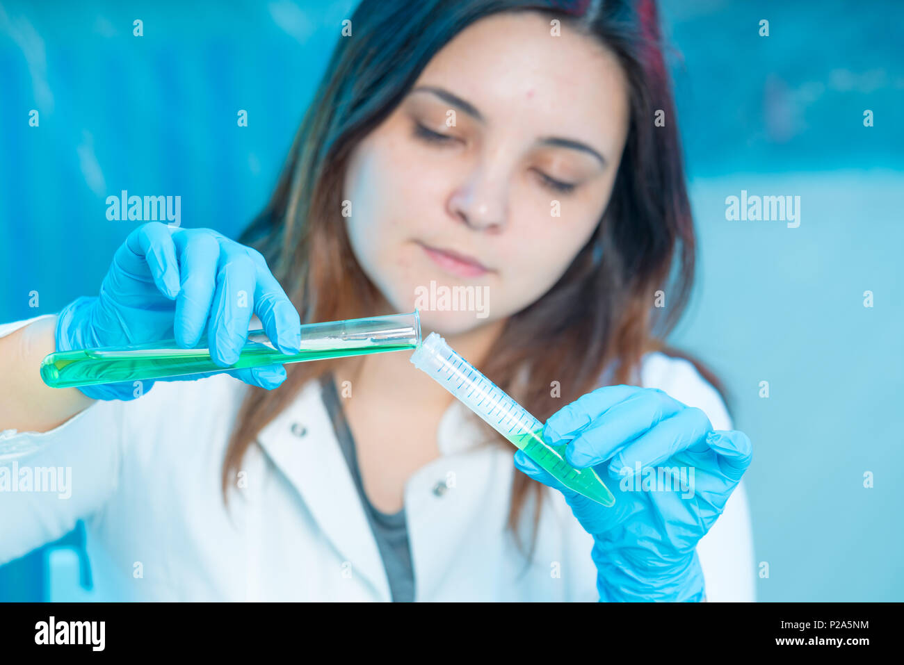 Technikerin im medizinischen Labor, Krankenhaus Petrischale Test Stockfoto