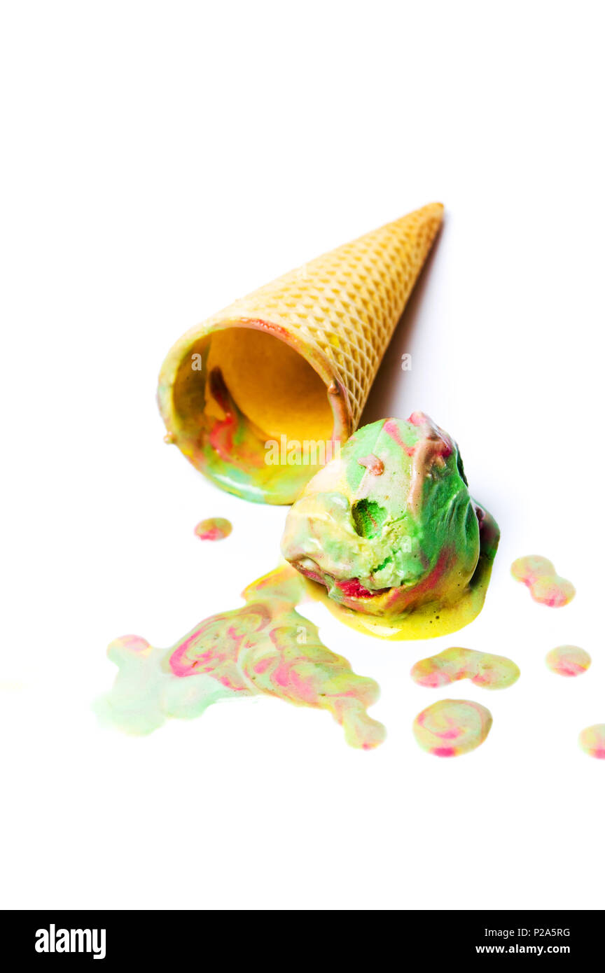 Grüner Tee und Obst Eis auf weißem Hintergrund Stockfoto