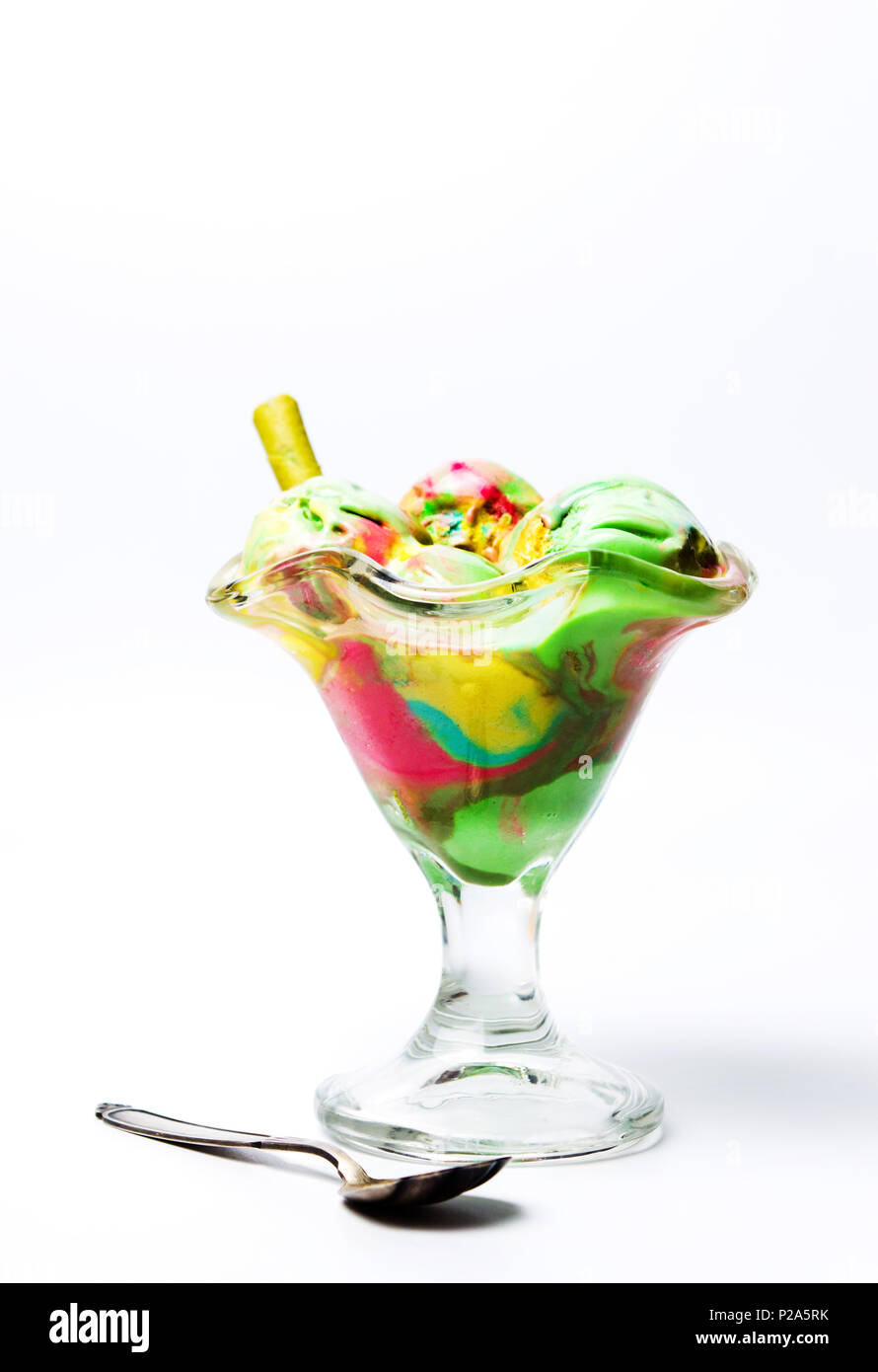 Grüner Tee und Obst gemischtes Eis in einer Schale Stockfoto