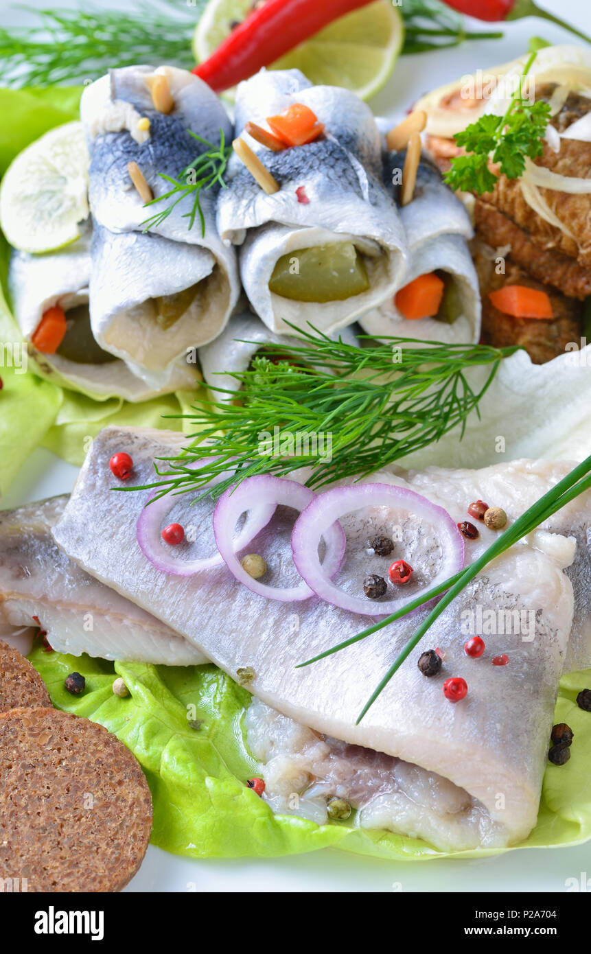 Katerfrühstück: Heringe (gebeizt und gebraten), Heringe in Aspik, weiß Heringe, Vollkornbrot und Zwiebeln Stockfoto