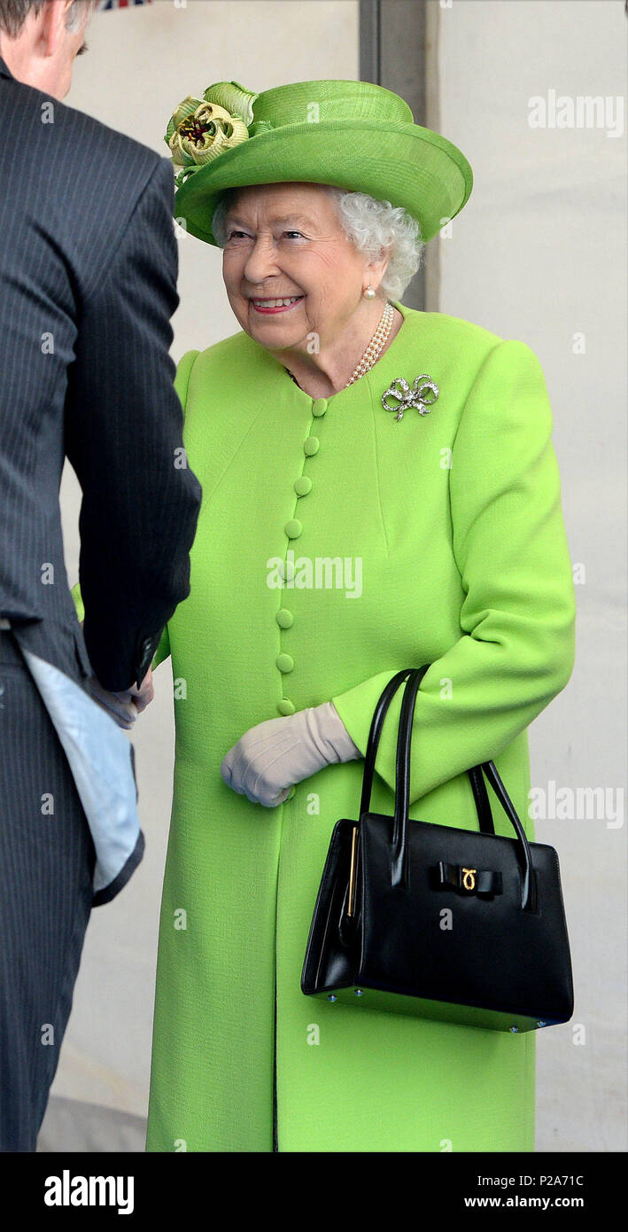 Königin Elizabeth II. bei der Eröffnung des neuen Mersey Gateway Bridge, in Widnes, Cheshire. Stockfoto