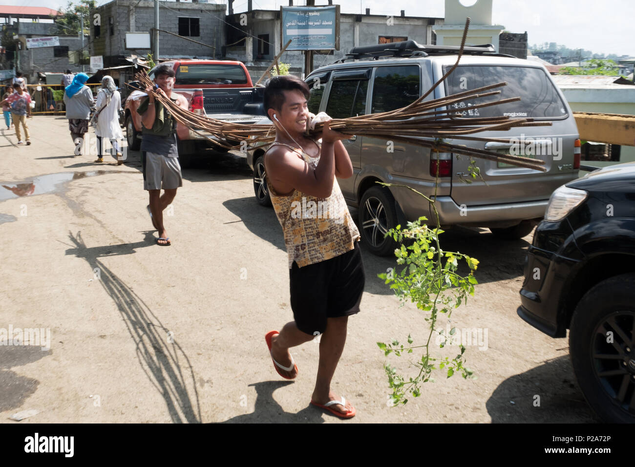 Kreuzung aus der erhaltenen Teile der Marawi - Stadt in die zerstörte Innenstadt (Ground Zero) der Stadt Marawi. Die Bewohner sind nur erlaubt, ihre Habseligkeiten zu Fuß zu bringen. Insel Mindanao, Philippinen - Übergang vom erhaltenen Stadtteilen in die zerstörte Innenstadt (Ground Zero) der Stadt Marawi. Feuerstelle your Lehrredaktion dürfen nur zu Fuß herüber bringen. Insel Mindanao, Philippinen Stockfoto