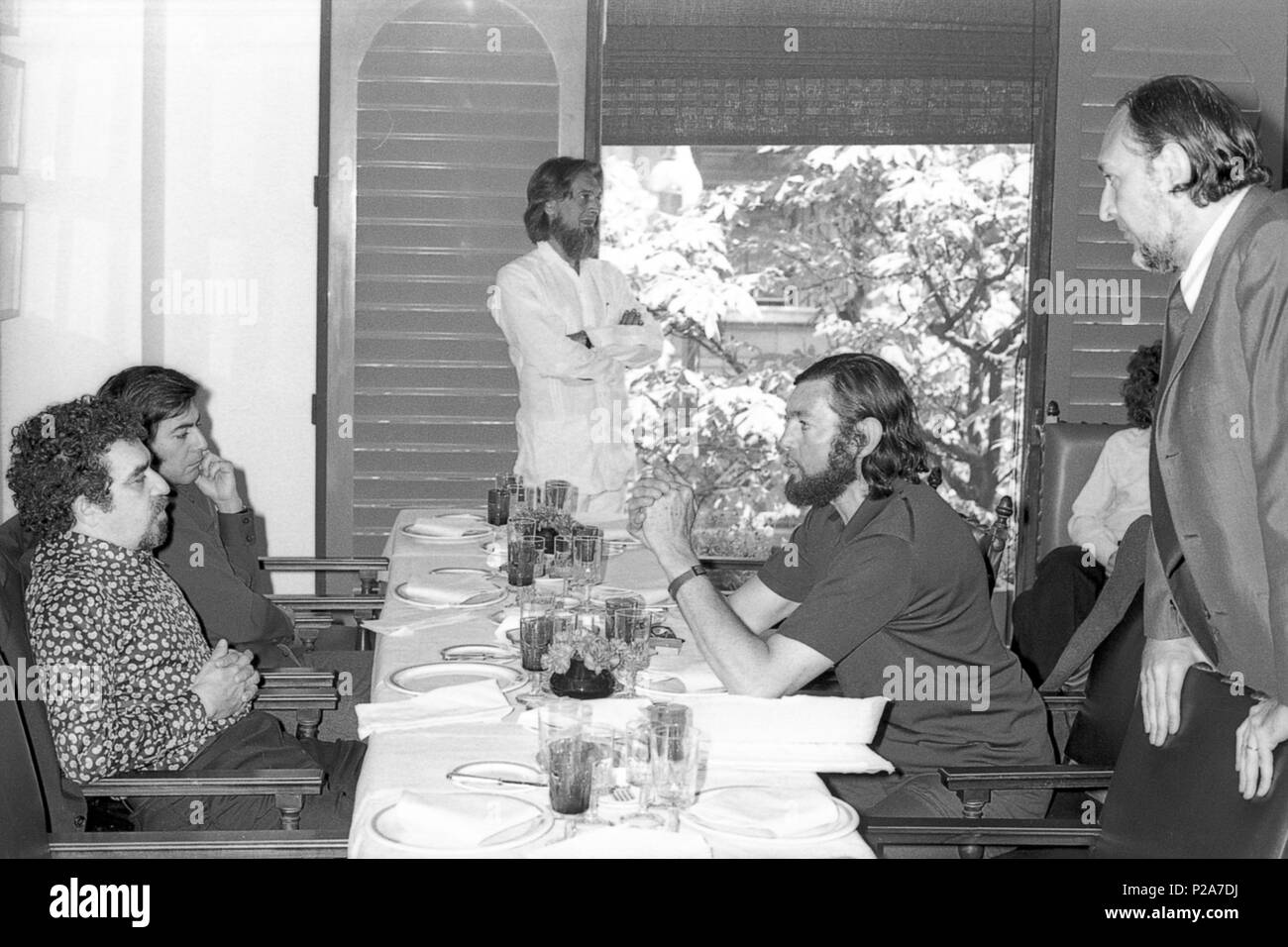 El escritor colombiano Gabriel García Márquez, El escritor de origen peruano Mario Vargas Llosa, El escritor y Editor español Carlos Barral, El escritor argentino Julio Cortázar y el escritor y Editor catalán Jose María Castellet. Barcelona, 1972. Stockfoto