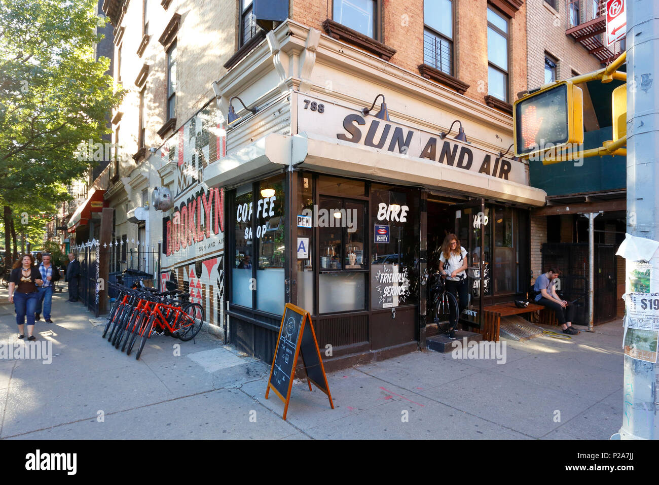 Sun and Air, 788 Driggs Ave, Brooklyn, NY. Außenlager eines Fahrradladens im Stadtteil Williamsburg. Stockfoto