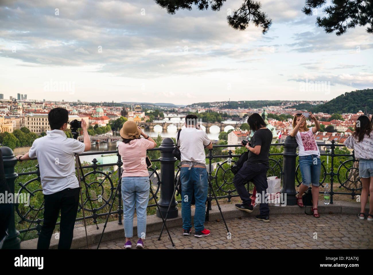 Prag. Der Tschechischen Republik. Touristen fotografieren der Blick von Letná-Park, der einen Blick auf die Moldau und die Altstadt (Staré Měst Stockfoto