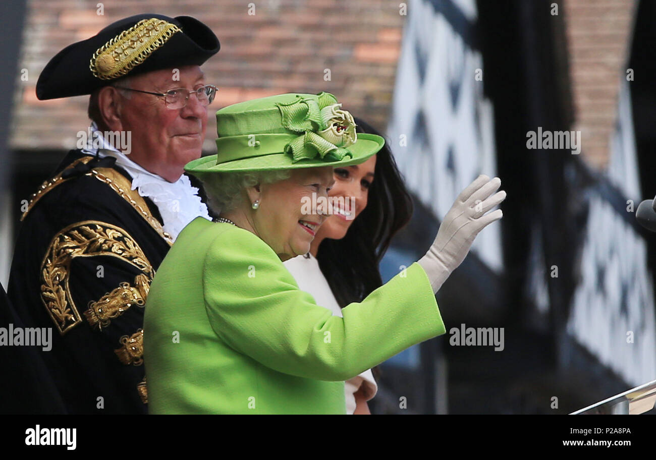 Königin Elizabeth II., begleitet von der Herzogin von Sussex kommen an Chester Rathaus für ein Mittagessen als Gäste von Cheshire West und Chester Rat. Stockfoto
