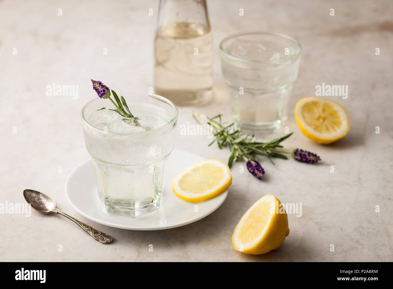 Citrus Limonade mit Zitronenscheiben und Lavendel Stockfoto
