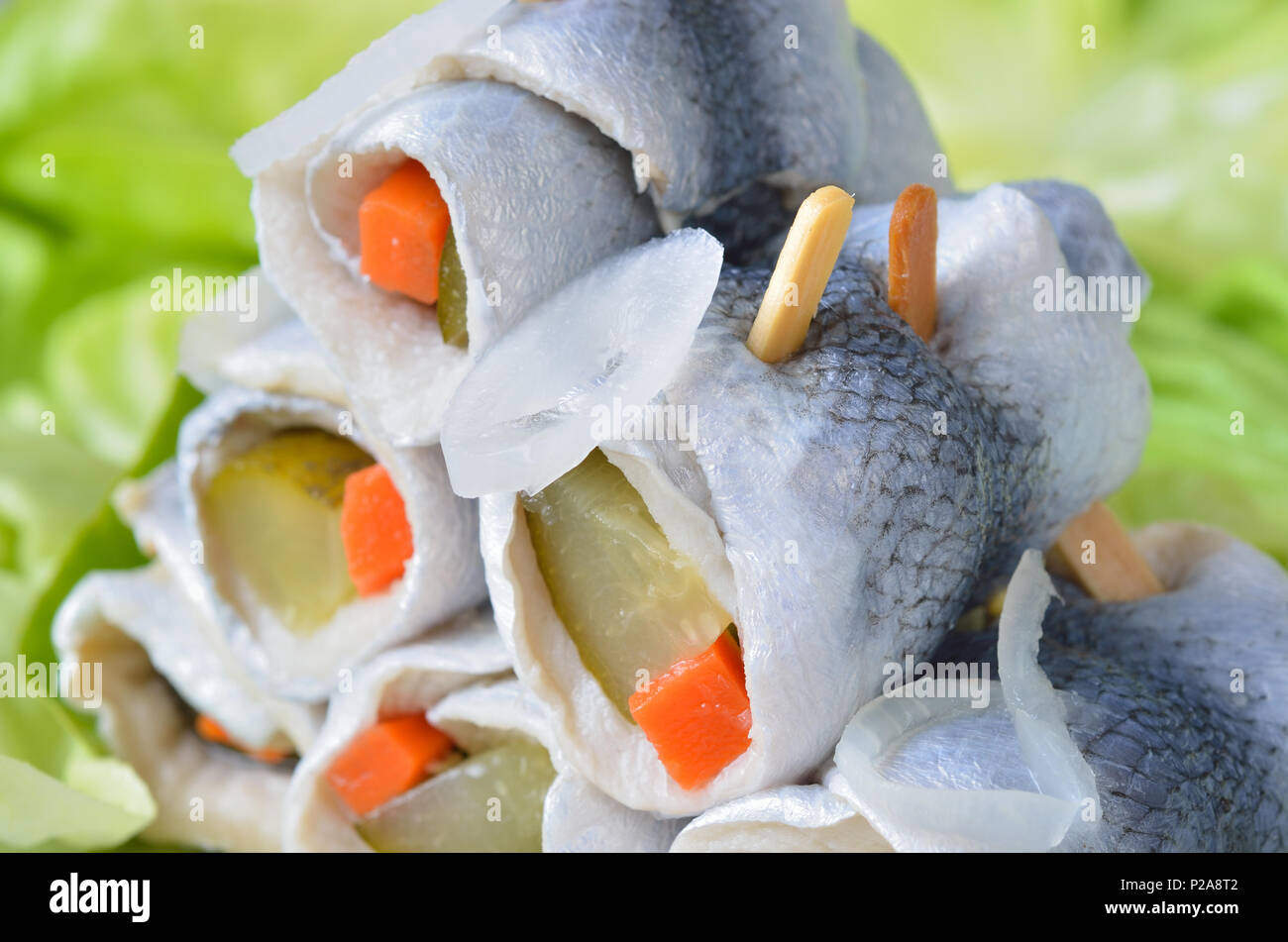 Rollmops auf Salat; ein Kater Frühstück Stockfoto