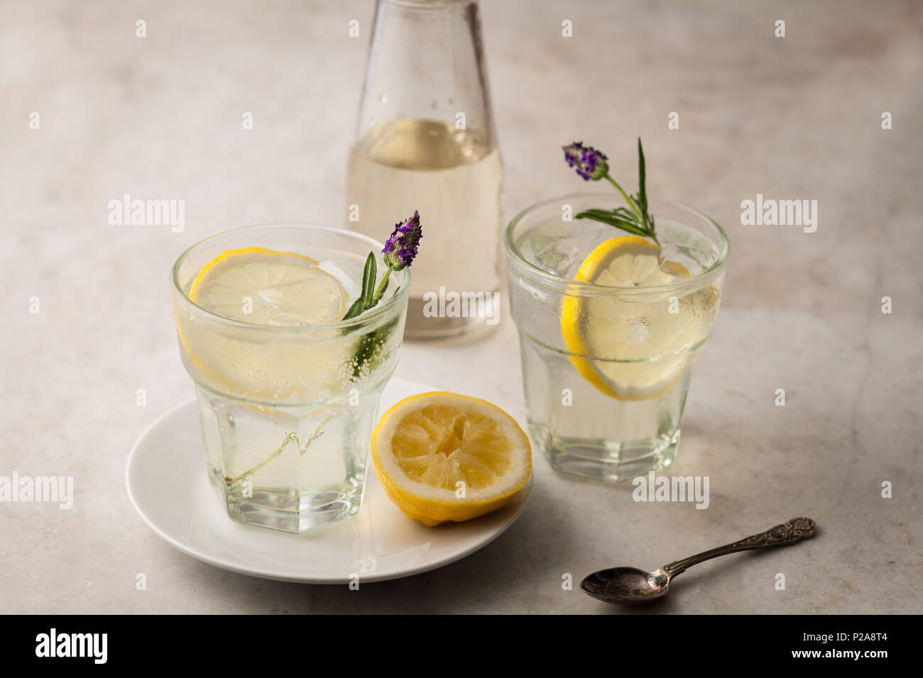 Citrus Limonade mit Zitronenscheiben und Lavendel Stockfoto