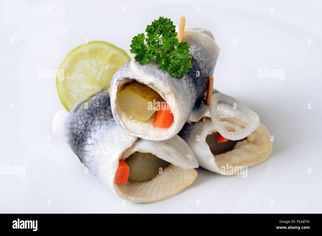 Rollmops auf einer weißen Platte, ein katerfrühstück Stockfoto