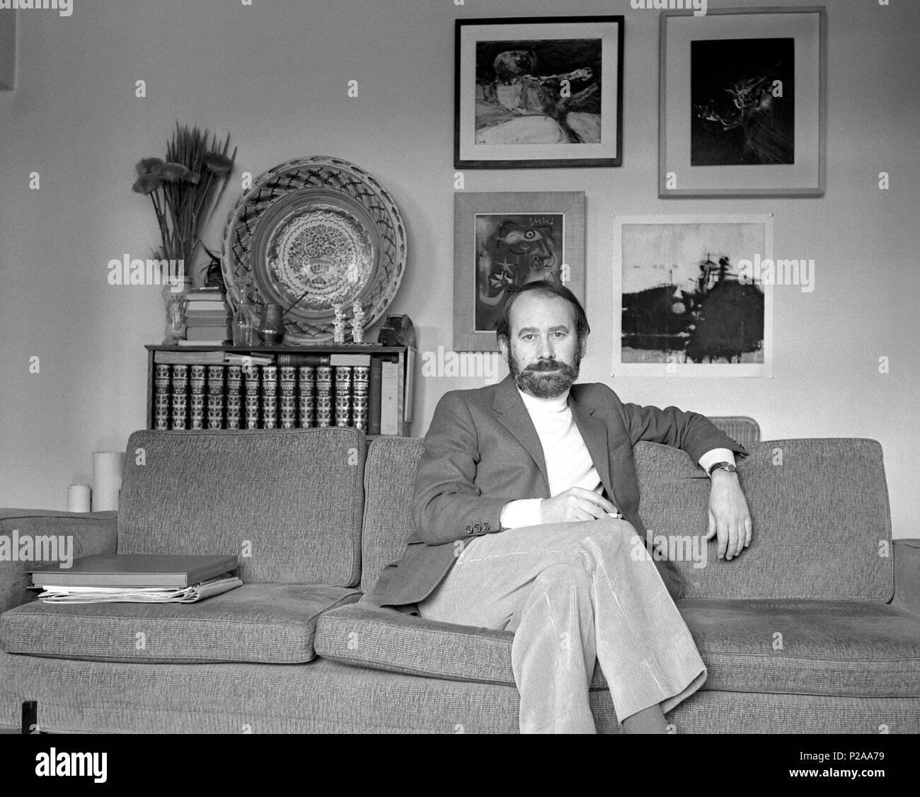 El escritor y Poeta español Bonald, José Manuel Caballero fotografiado en su Residencia de Madrid en 1970. Stockfoto