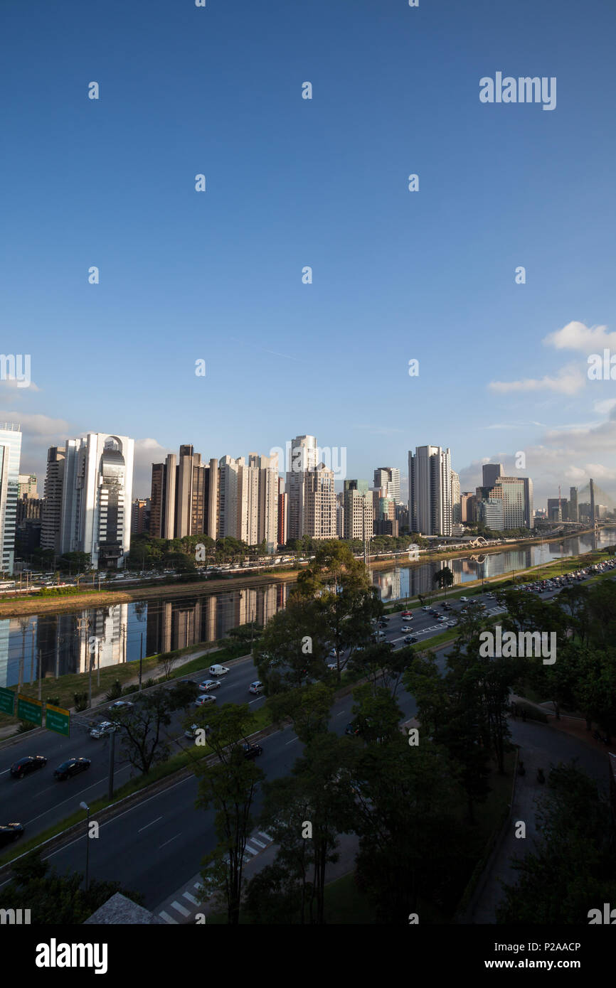 Ansicht der Pinheiros Fluss- und Gebäuden in der Stadt Sao Paulo mit einem blauen Himmel. Stockfoto