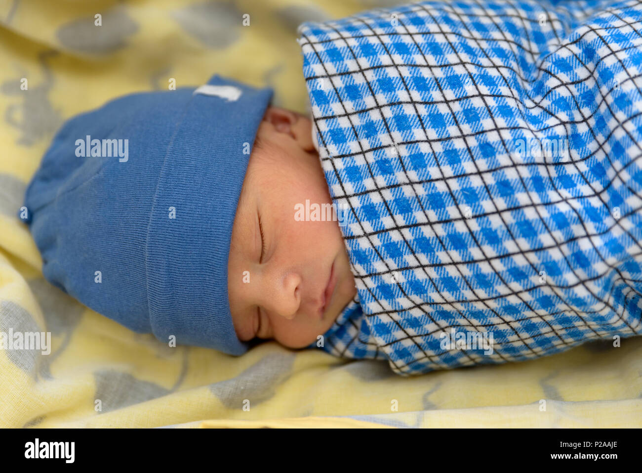 Cute Eurasischen neugeborenes Baby schlafen Stockfoto
