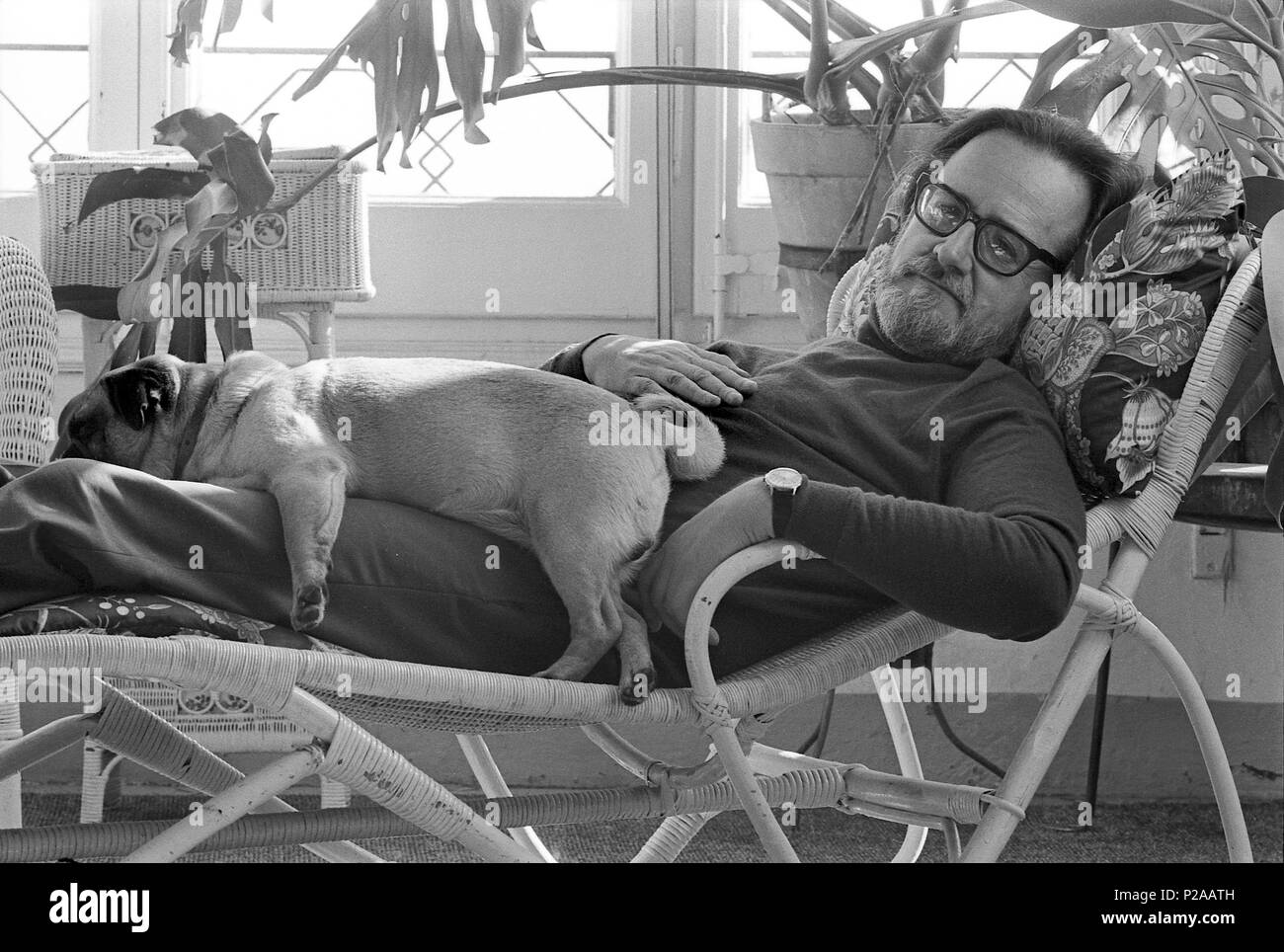 El escritor, Profesor y periodista Chileno, José Donoso, en su casa de Vallvidrera en noviembre de 1970. Stockfoto