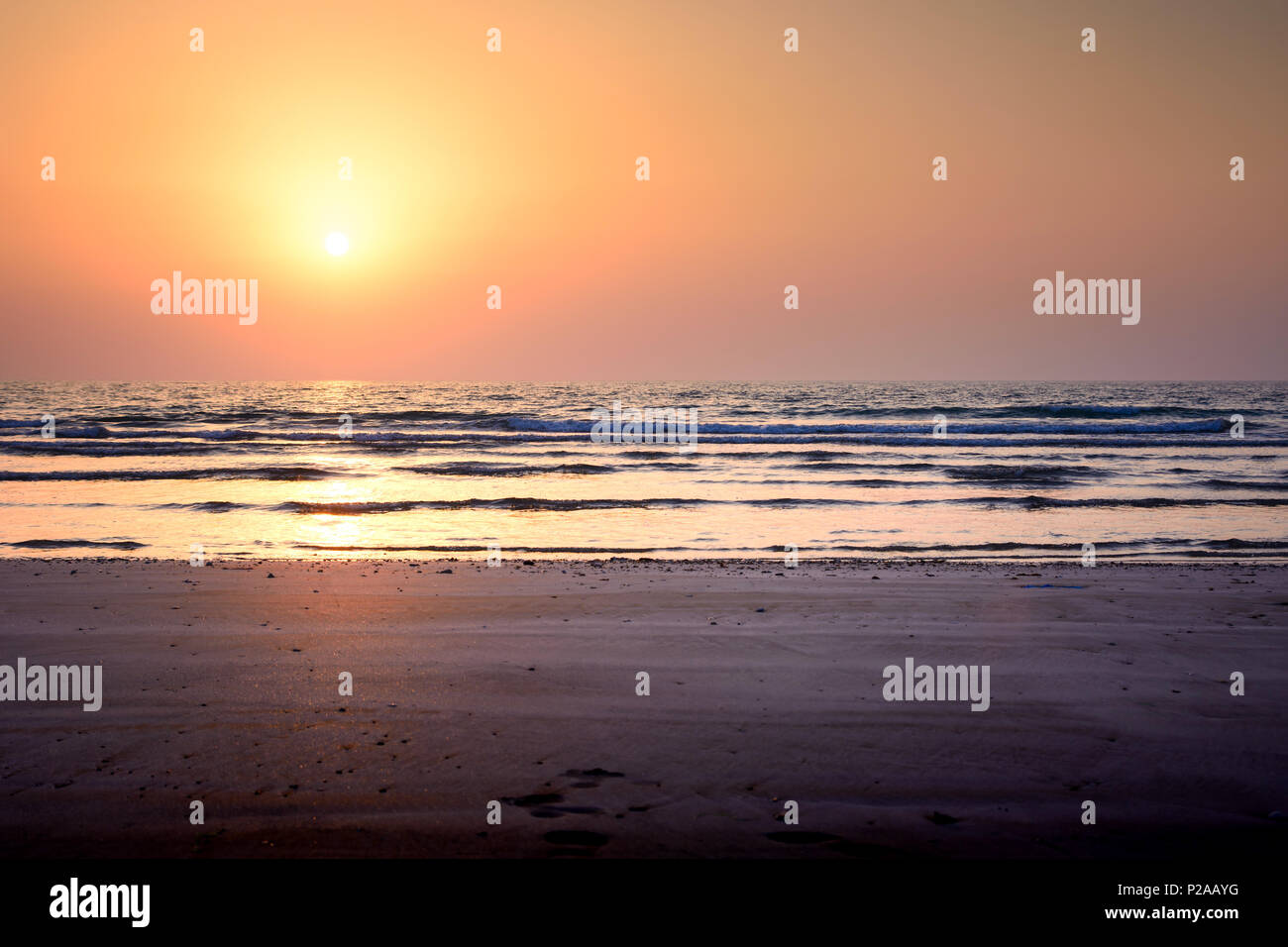 Sonnenuntergang am Meer Szene am Strand, Sommerurlaub Abstract Stockfoto