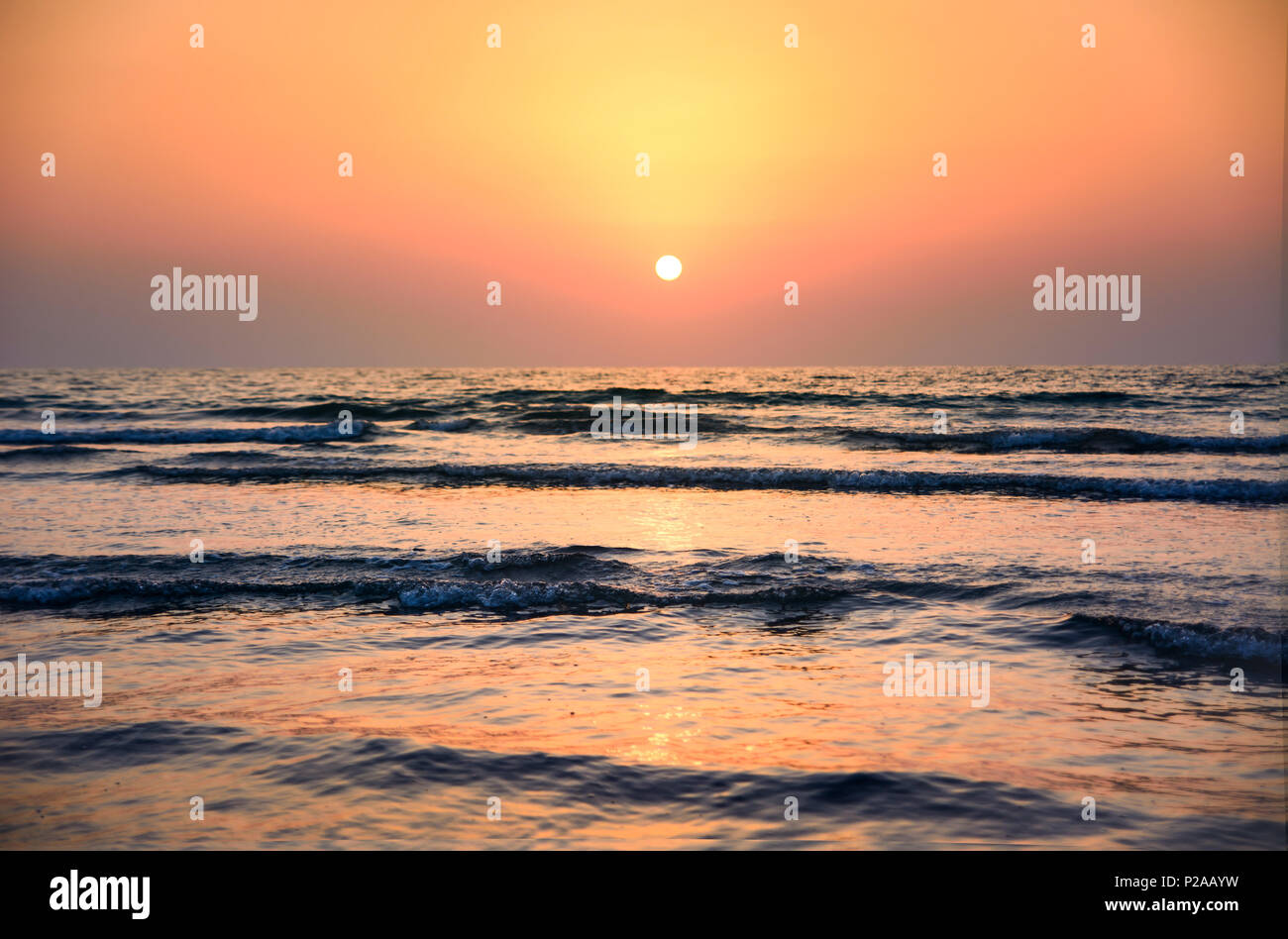 Sonnenuntergang am Meer Szene am Strand, Sommerurlaub Abstract Stockfoto