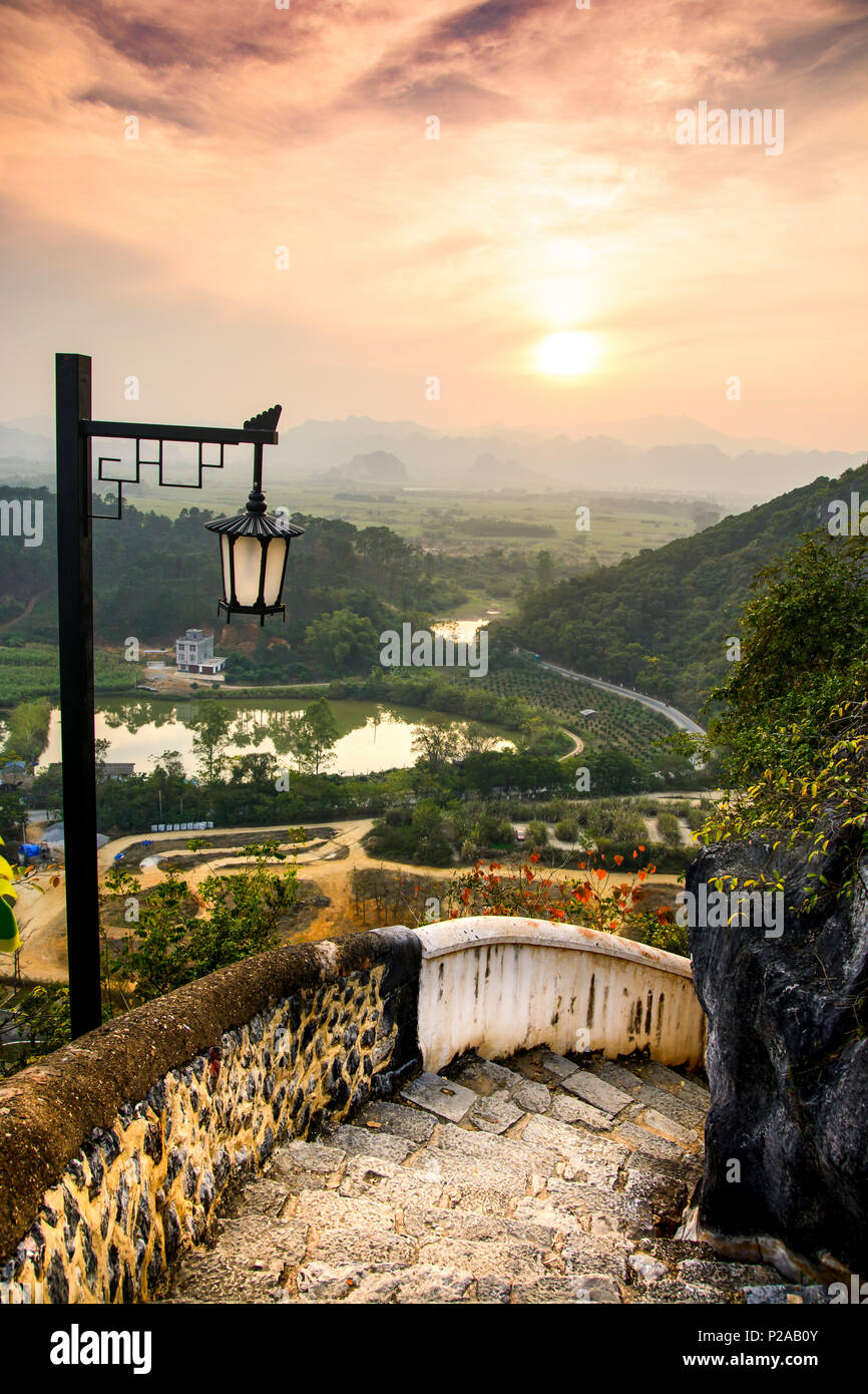 Treppe, die in den Sonnenuntergang über der Chinesischen Reisfelder und Natur auf Guangxi Provinz Stockfoto