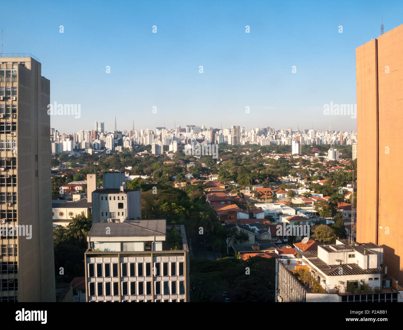 Stadtbild der ão Paulo' mit blauem Himmel. Stockfoto