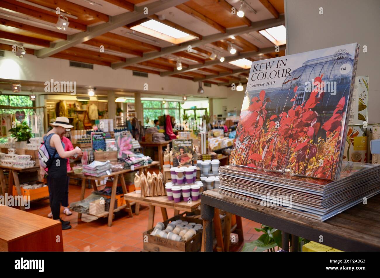 Innenraum der Geschenkeladen im Royal Botanic Gardens, Kew, Richmond, London, UK. Stockfoto