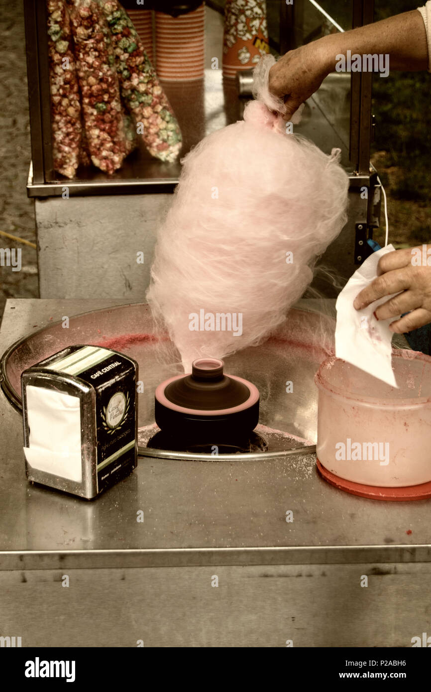 Frau, die süssen Baumwolle" Algodão doce" und Popcorn in Braga Portugal traditionelle Veranstaltung von São João Stockfoto
