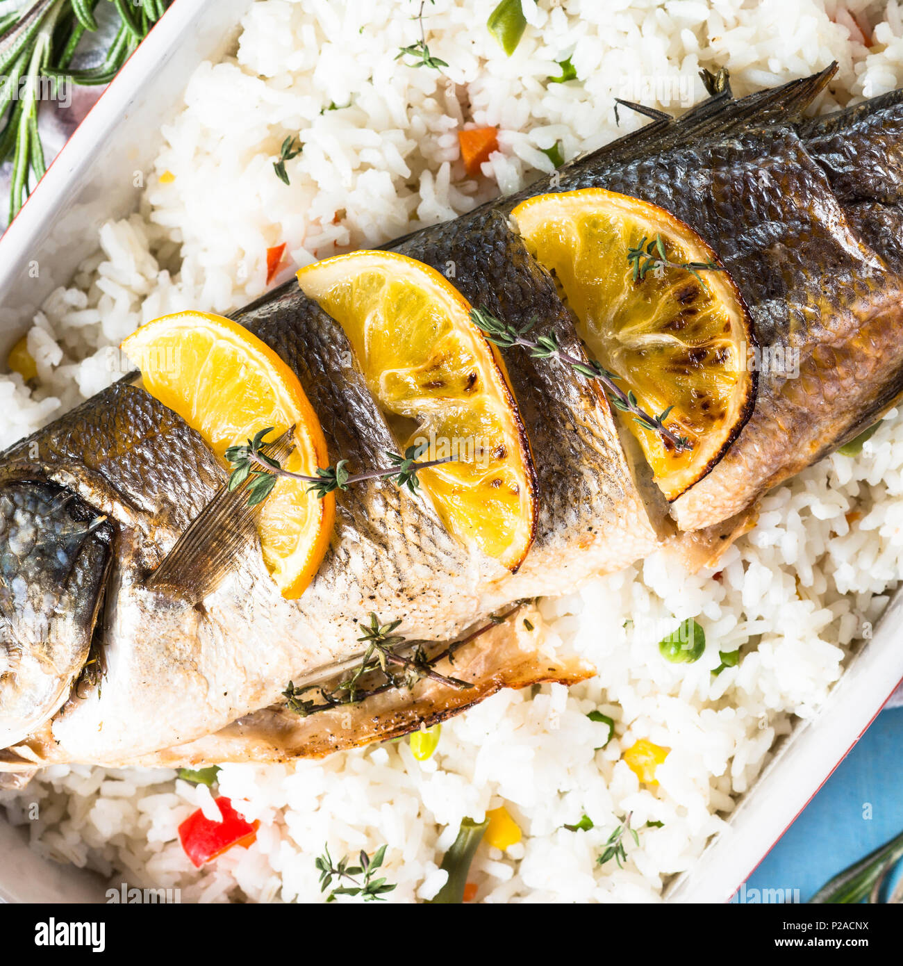 Wolfsbarsch Fisch gebacken mit Reis und Gemüse Stockfotografie - Alamy